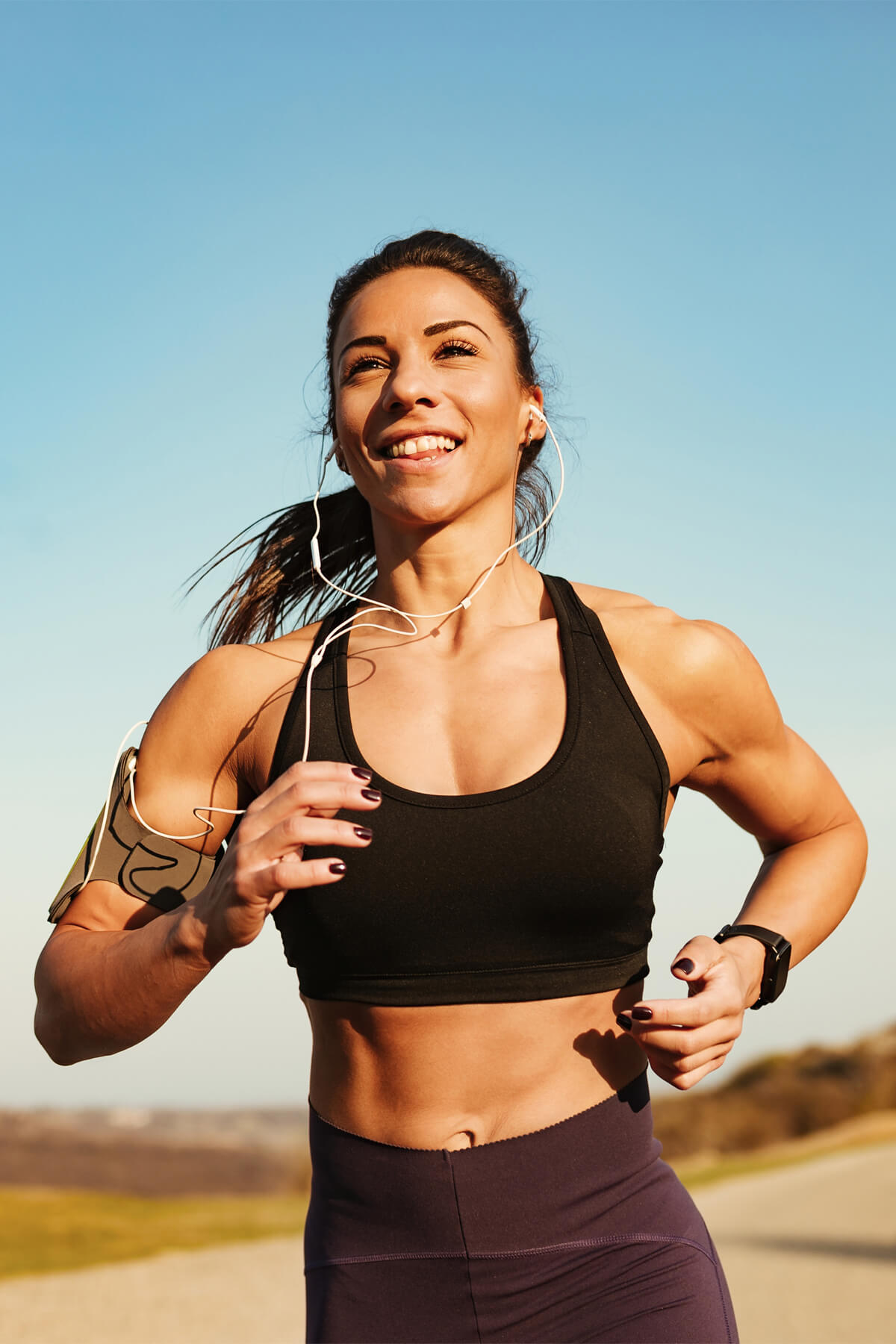 Chica sonriente trotando en el exterior